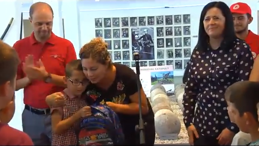 Rama “duartroket” xhestin e punonjësve të Ministrisë së Mbrojtjes: Menduan si prindër për fëmijët jetimë Rama “duartroket” xhestin e punonjësve të Ministrisë së Mbrojtjes: Menduan si prindër për fëmijët jetimë