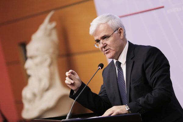 Bajrajt ‘kryqëzojnë’ Xhafajn, ministri e pranon live: Kanë influencë shtetërore dhe në polici, është grupi më i rrezikshëm në veri Bajrajt ‘kryqëzojnë’ Xhafajn, ministri e pranon live: Kanë influencë shtetërore dhe në polici, është grupi më i rrezikshëm në veri