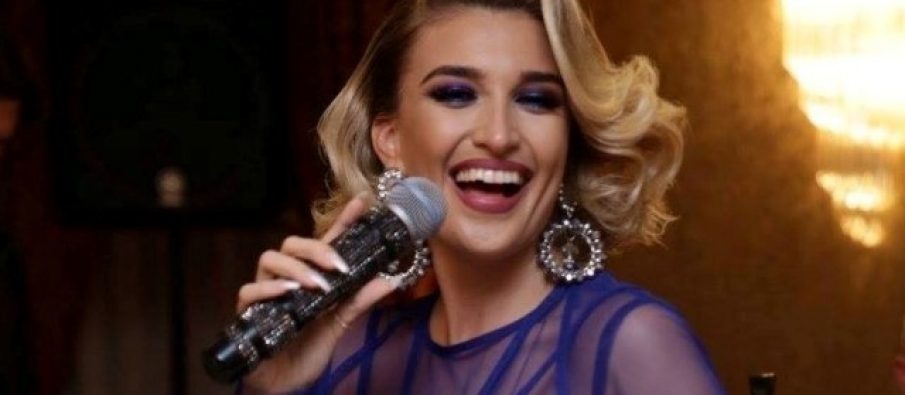 Kujtimet krejt janë zbehur! Këngëtarja shqiptare përplot me dedikimin e saj! Kujtimet krejt janë zbehur! Këngëtarja shqiptare përplot me dedikimin e saj!