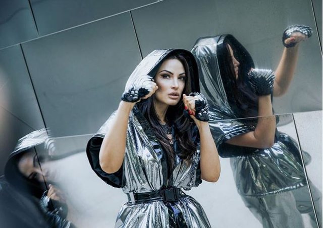 Bleona kërcënon : Ja si do ta trondisë politikën shqiptare! Dalin pjesë nga libri i saj (Foto) Bleona kërcënon : Ja si do ta trondisë politikën shqiptare! Dalin pjesë nga libri i saj (Foto)