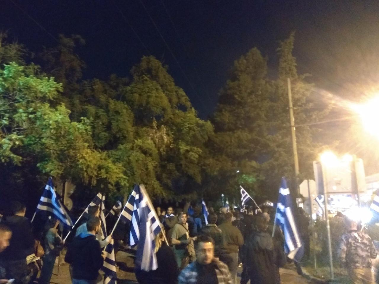 Tensionohet situata: “Agimi i Artë” protestë para Ambasadës Shqiptare në Athinë, mbyllen rrugët (Video) Tensionohet situata: “Agimi i Artë” protestë para Ambasadës Shqiptare në Athinë, mbyllen rrugët (Video)