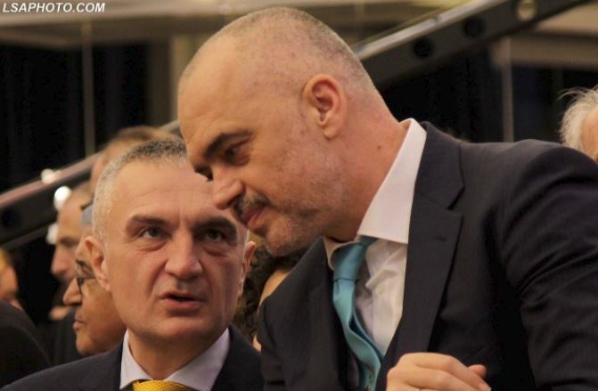 Dyshimet: Pse po e shtyn Meta dekretimin e Sandër Lleshit?! Ja si Kushtetuta i heq të drejtën e mosdekretimit! Dyshimet: Pse po e shtyn Meta dekretimin e Sandër Lleshit?! Ja si Kushtetuta i heq të drejtën e mosdekretimit!