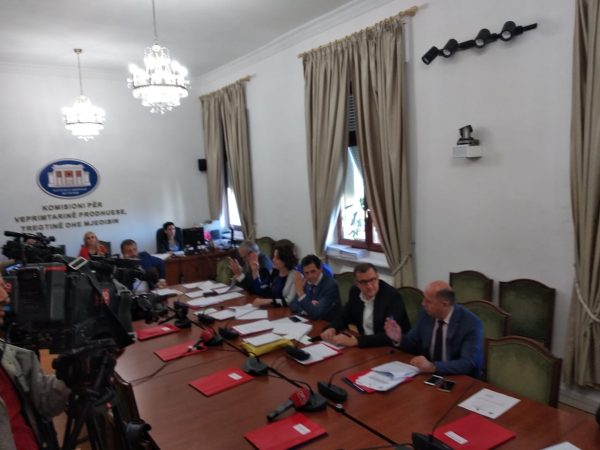 “Teatri”/ Rrëzohet dekreti i Presidentit, kalon për votim në Kuvend “Teatri”/ Rrëzohet dekreti i Presidentit, kalon për votim në Kuvend