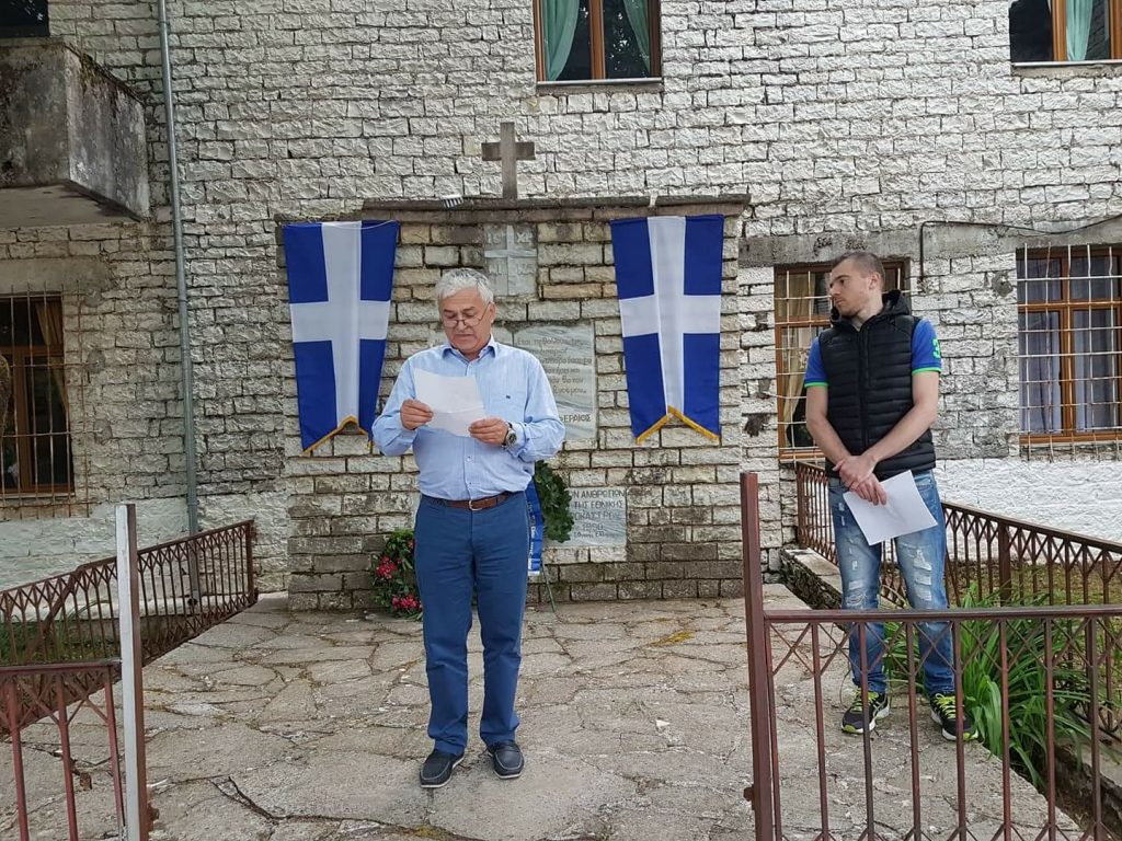 I sëmuri mendor Kacifas nga Dropulli qëllon me breshëri kallashnikovi makinën e policisë shqiptare gjatë ceremonisë për ushtarët grekë të rënë në luftë I sëmuri mendor Kacifas nga Dropulli qëllon me breshëri kallashnikovi makinën e policisë shqiptare gjatë ceremonisë për ushtarët grekë të rënë në luftë