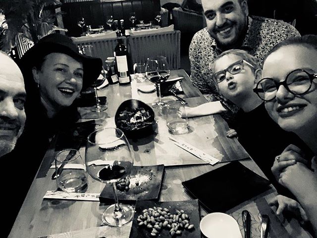 Rama ‘thyen’ rregullat, poston foto me familjen Rama ‘thyen’ rregullat, poston foto me familjen