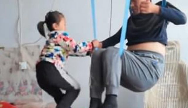 Foto/ Do përloteni! Mamaja i braktisi, 6-vjeçarja kujdeset vetë për të atin e paralizuar Foto/ Do përloteni! Mamaja i braktisi, 6-vjeçarja kujdeset vetë për të atin e paralizuar