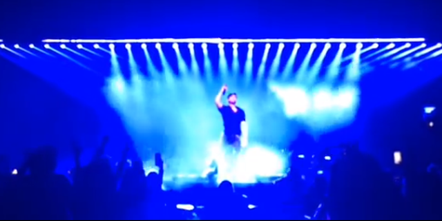 Video/ U ngjit në skenë për ta takuar, këngëtari i njohur e puth fansen në buzë para të gjithëve Video/ U ngjit në skenë për ta takuar, këngëtari i njohur e puth fansen në buzë para të gjithëve