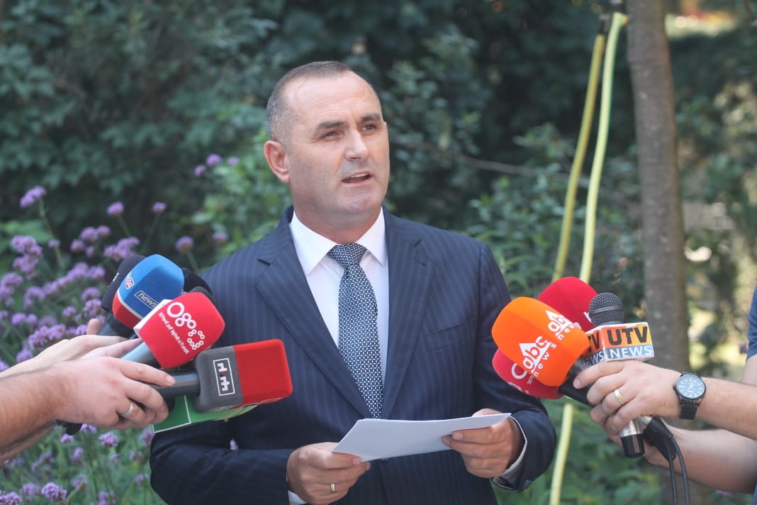 Reagon Manja i akuzuar në rrugë nga Luli: Ditën që do japësh llogari para një prokurori, më ke në dispozicion… për asistencë kundër tharjes së gurrmazit! Reagon Manja i akuzuar në rrugë nga Luli: Ditën që do japësh llogari para një prokurori, më ke në dispozicion… për asistencë kundër tharjes së gurrmazit!