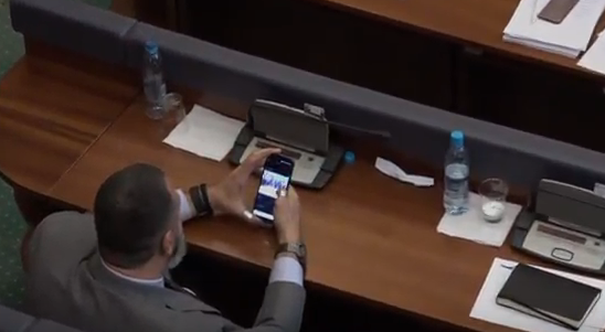Me emra/ Këta janë deputetët shqiptarë që konsumojnë më shumë pamje me “pullë të kuqe” në parlament (Video) Me emra/ Këta janë deputetët shqiptarë që konsumojnë më shumë pamje me “pullë të kuqe” në parlament (Video)