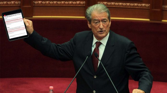 Balla zbulon babalen e radhës dhe tallet me Berishën: Fotomontazh i realizuar keq, më mirë të kishit vënë Lulin bashkë me Babalen Balla zbulon babalen e radhës dhe tallet me Berishën: Fotomontazh i realizuar keq, më mirë të kishit vënë Lulin bashkë me Babalen