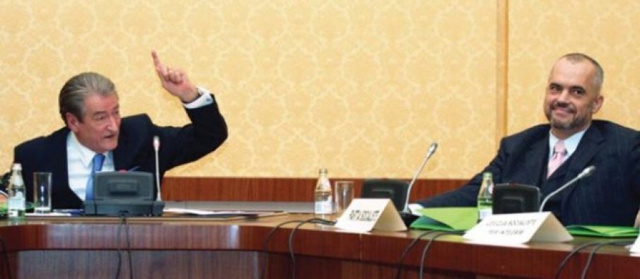 Kush përgjon gjithkënd në këtë vend? Strukturat partiake të SHQUP, apo ato shtetërore akoma në shërbim të SHQUP?! Kush përgjon gjithkënd në këtë vend? Strukturat partiake të SHQUP, apo ato shtetërore akoma në shërbim të SHQUP?!