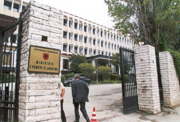 Vrasja, Ministria e Jashtme shqiptare thërret ambasadoren greke: Rasti po hetohet, jo ngjyrime politike Vrasja, Ministria e Jashtme shqiptare thërret ambasadoren greke: Rasti po hetohet, jo ngjyrime politike