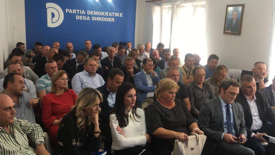 Grushta në degët e PD-së Shkodër “mes” Flamur Nokës dhe Voltana Ademit! Grushta në degët e PD-së Shkodër “mes” Flamur Nokës dhe Voltana Ademit!