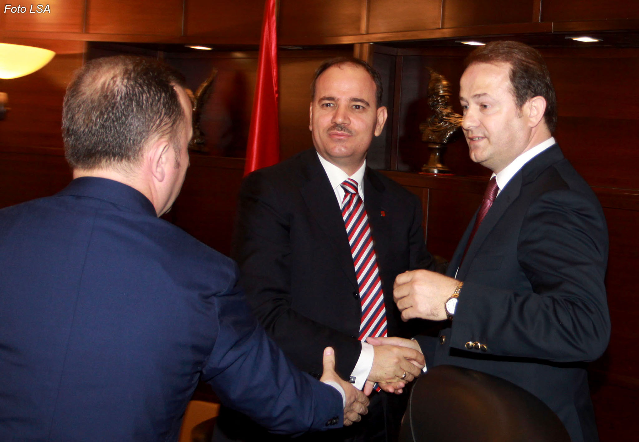 Jari inkurajon Lulin të veprojë si Xhin Xhoni