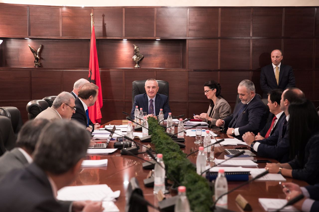 Inspektorët e PD, babalet dhe “sigurimsat e shtetit” Inspektorët e PD, babalet dhe “sigurimsat e shtetit”