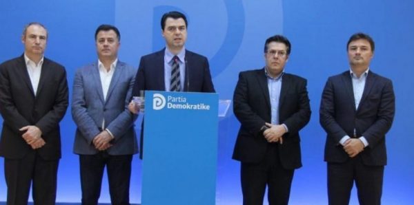 Poshtë shpifja, rroftë shpifja! Poshtë shpifja, rroftë shpifja!