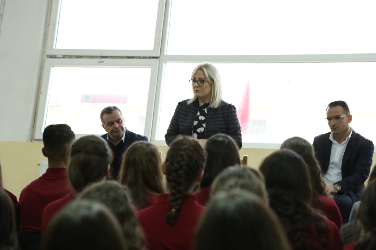 Nikolla me maturantët në Krumë: Reforma në arsim sjell më pranë gjimnazin me universitetin Nikolla me maturantët në Krumë: Reforma në arsim sjell më pranë gjimnazin me universitetin