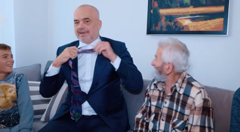 Rama mban premtimin: Përveç shtëpisë edhe kravatën, kryefamiljarit të familjes në Shijak Rama mban premtimin: Përveç shtëpisë edhe kravatën, kryefamiljarit të familjes në Shijak