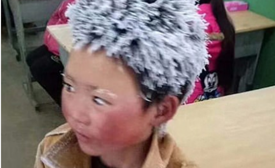 Bën 4.5 km rrugë në këmbë, vogëlushi që u vonua për në shkollë i prekë gjithë me vuajtjet e tij (Foto) Bën 4.5 km rrugë në këmbë, vogëlushi që u vonua për në shkollë i prekë gjithë me vuajtjet e tij (Foto)