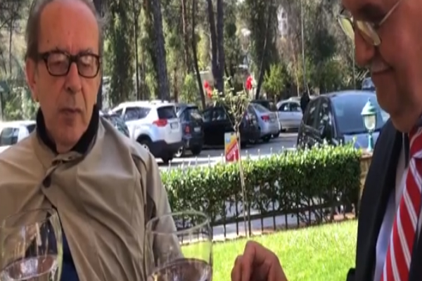 Lajmi i bujshëm për azilin, Kadare e ridëgjon pas 28 vitesh dhe bën komentin pikant: Shumë e kjartë, pse më kritikojnë ca tashi (Video) Lajmi i bujshëm për azilin, Kadare e ridëgjon pas 28 vitesh dhe bën komentin pikant: Shumë e kjartë, pse më kritikojnë ca tashi (Video)