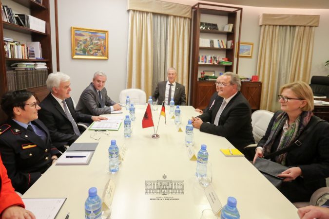 Xhafaj takon Dieter Romann, Drejtorin e Policisë Gjermane: Ja çfarë paralajmëron ministri! Xhafaj takon Dieter Romann, Drejtorin e Policisë Gjermane: Ja çfarë paralajmëron ministri!