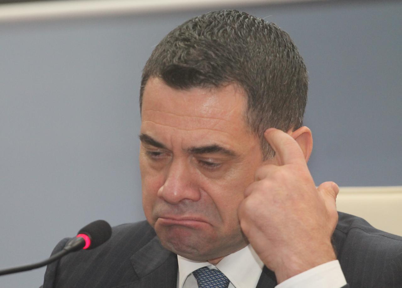 Ben-beu i financave si në mall të vet, nga 2-3 rroga shefave të ministrisë, 500 USD larje makine dhe 1300 USD lule për zyrën Ben-beu i financave si në mall të vet, nga 2-3 rroga shefave të ministrisë, 500 USD larje makine dhe 1300 USD lule për zyrën