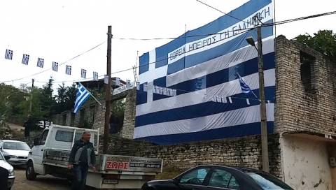 Flamurët grekët “pushtuan” sot Derviçanin (Foto) Flamurët grekët “pushtuan” sot Derviçanin (Foto)