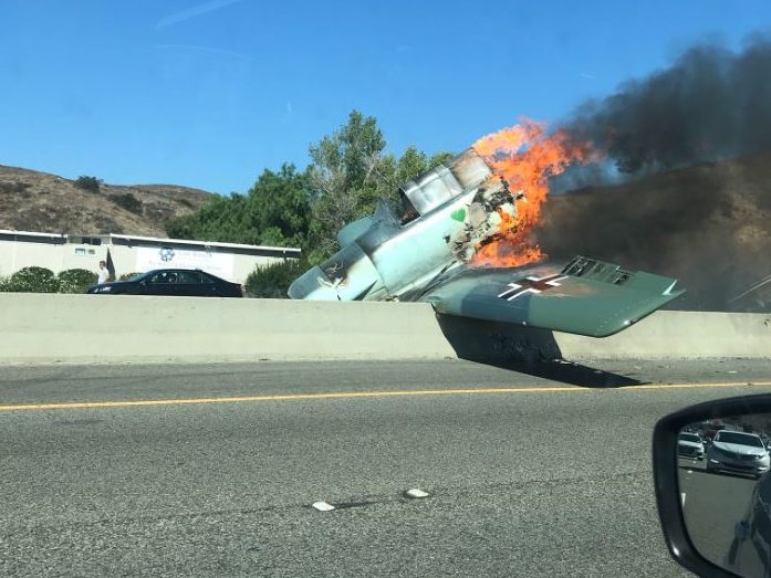 Avioni përplaset dhe shpërthen në flakë, në mes të autostradës Avioni përplaset dhe shpërthen në flakë, në mes të autostradës