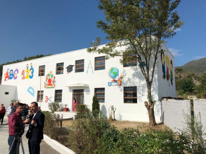 Mos e besoni po deshët: Shpifësi Luçiano tek shkolla e Menglit duke bërë “selfie” Mos e besoni po deshët: Shpifësi Luçiano tek shkolla e Menglit duke bërë “selfie”