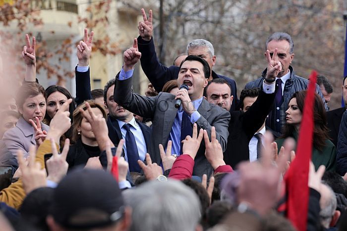 Mos u shtyni, he ju marrtë e keqja! Ka vend Reçi edhe për ju “ishat”