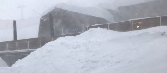 Pa energji elektrike dhe të izoluar nga dëbora. Pas Italisë, moti i keq bllokon edhe Francën Pa energji elektrike dhe të izoluar nga dëbora. Pas Italisë, moti i keq bllokon edhe Francën