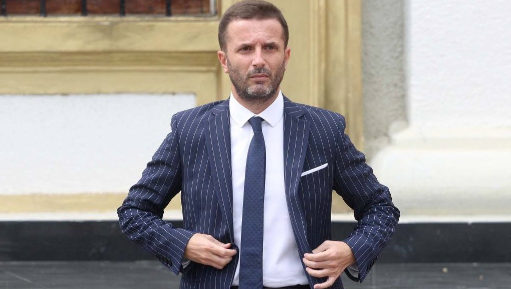 Braçe zbulon mesazhet me pronarët e lojrave të fatit: “Të q**sha motrën… I njeh mirë ti ata, ta fusin në gojë” Braçe zbulon mesazhet me pronarët e lojrave të fatit: “Të q**sha motrën… I njeh mirë ti ata, ta fusin në gojë”