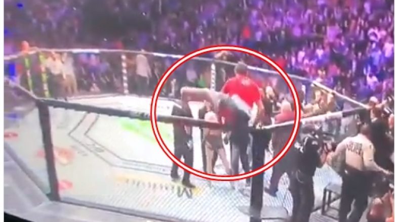 Momenti kur skuadra e Khabibit futen në “oktogon” (ring) dhe sulmojnë McGregorin (Video) Momenti kur skuadra e Khabibit futen në “oktogon” (ring) dhe sulmojnë McGregorin (Video)