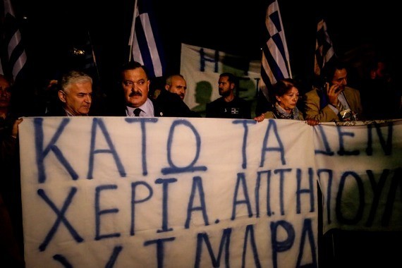 Ekzekutimi i ushtarit, grekët protestë para ambasadës në Athinë: Shqiptarët t’i djegim në zjarr