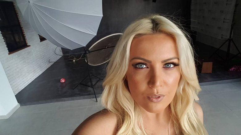 Vajzat tona “burrnesha”! Ja pse e rrahu në mes të lokalit të dashurin këngëtarja jonë! (Foto) Vajzat tona “burrnesha”! Ja pse e rrahu në mes të lokalit të dashurin këngëtarja jonë! (Foto)