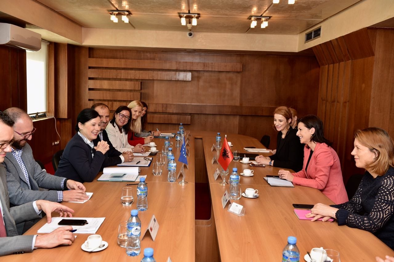 Shpërthejnë skandalet në KLD: Instuticioni i pezulluar i Ilir Metës 2 vite lejë Gjin Gjonit me votën e vet Gjinit…për korumin! Shpërthejnë skandalet në KLD: Instuticioni i pezulluar i Ilir Metës 2 vite lejë Gjin Gjonit me votën e vet Gjinit…për korumin!