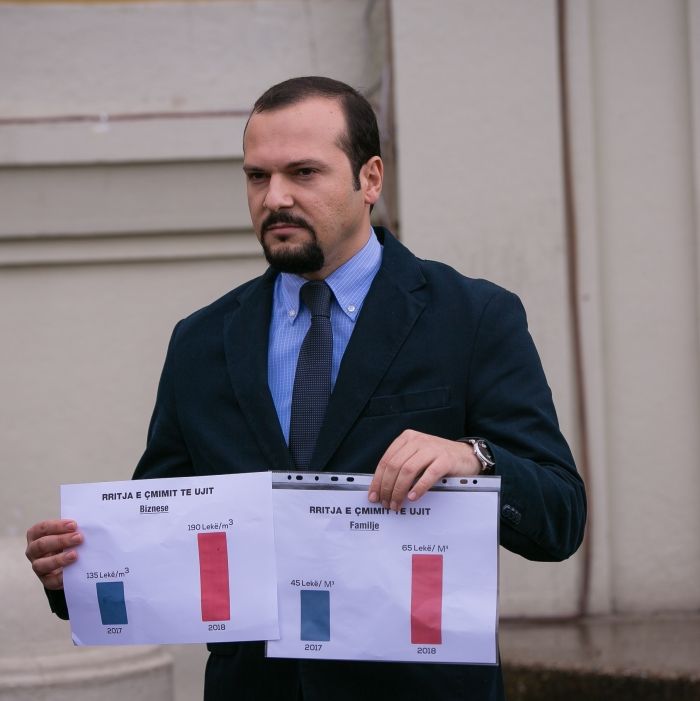 Gjykata dënon PD për shpifje ndaj Veliajt, me paratë e dëmshpërblimit kryebashkiaku i dhuron dy kompjutera shkollës ‘Isa Boletini’ Gjykata dënon PD për shpifje ndaj Veliajt, me paratë e dëmshpërblimit kryebashkiaku i dhuron dy kompjutera shkollës ‘Isa Boletini’