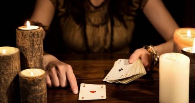 “Bëj magji, të fejohem direkt me të dashurin”. Si ju “ngecin në derë” femrat shqiptare partnerëve “Bëj magji, të fejohem direkt me të dashurin”. Si ju “ngecin në derë” femrat shqiptare partnerëve