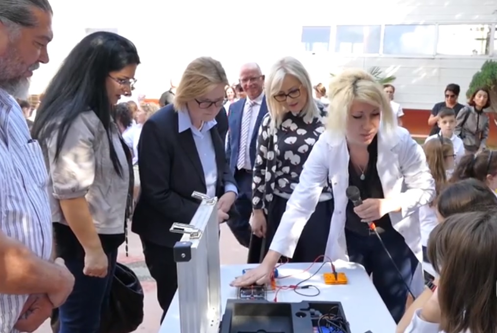 Qeveria gjermane dhuratë nxënësve shqiptarë, shkollat në Shqipëri pajisen me laboratorin “FiKiBio” Qeveria gjermane dhuratë nxënësve shqiptarë, shkollat në Shqipëri pajisen me laboratorin “FiKiBio”