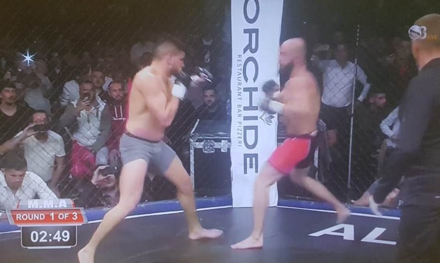 Florian Marku shkëlqen edhe në Ferizaj, fitore me nokaut ndaj rivalit rumun Florian Marku shkëlqen edhe në Ferizaj, fitore me nokaut ndaj rivalit rumun