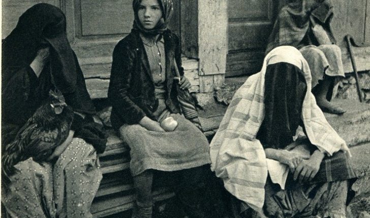 Kështu dukeshin gratë shqiptare, Shqipëria 4 vjet para komunizmit (FOTOGALERI)