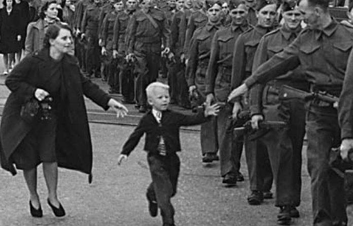 “Babi, më prisni edhe mua”! Historia që fshihet pas imazhit më të famshëm të 1940-s “Babi, më prisni edhe mua”! Historia që fshihet pas imazhit më të famshëm të 1940-s