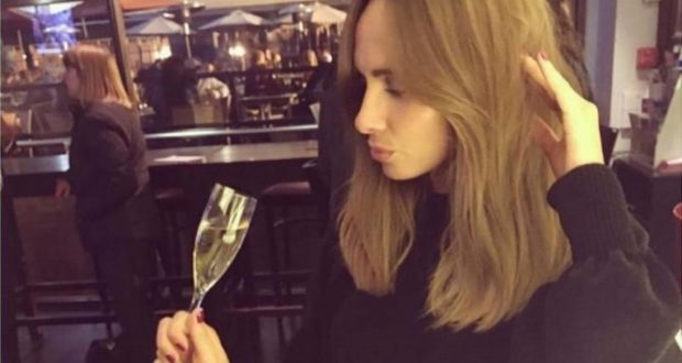 Banakierja e Parlamentit habit me deklaratën e saj: “30 deputetë ma kanë lypur”! (Foto) Banakierja e Parlamentit habit me deklaratën e saj: “30 deputetë ma kanë lypur”! (Foto)