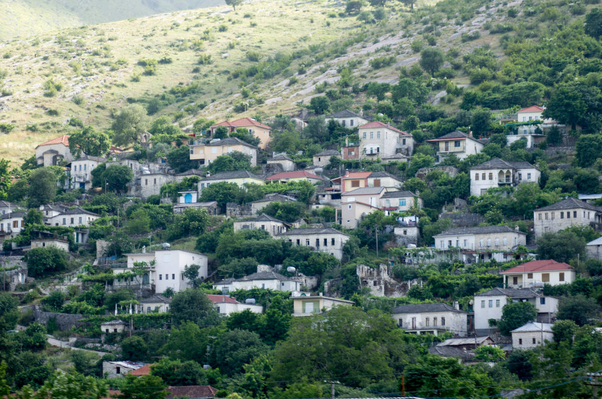 Në fshatrat e minoritetit grek në Shqipëri, ku populli nuk është Kacifas e as Dule
