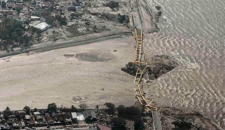 Tërmet i pazakontë në Indonezi, ja si i përpiu mijëra shtëpi brenda Tokës Tërmet i pazakontë në Indonezi, ja si i përpiu mijëra shtëpi brenda Tokës