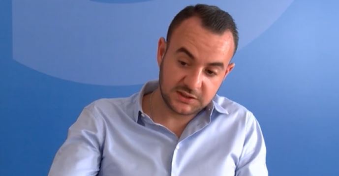 Dorëheqja e Xhafajt, çuni i Fahriut thirrje për revolucion: Sot kemi detyrë të shporrim bandat e Rilindjes Dorëheqja e Xhafajt, çuni i Fahriut thirrje për revolucion: Sot kemi detyrë të shporrim bandat e Rilindjes