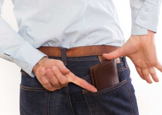 Alarmojnë mjekët: Nuk duhet ta mbani kurrë kuletën në xhepin e pasmë, ka pasoja Alarmojnë mjekët: Nuk duhet ta mbani kurrë kuletën në xhepin e pasmë, ka pasoja