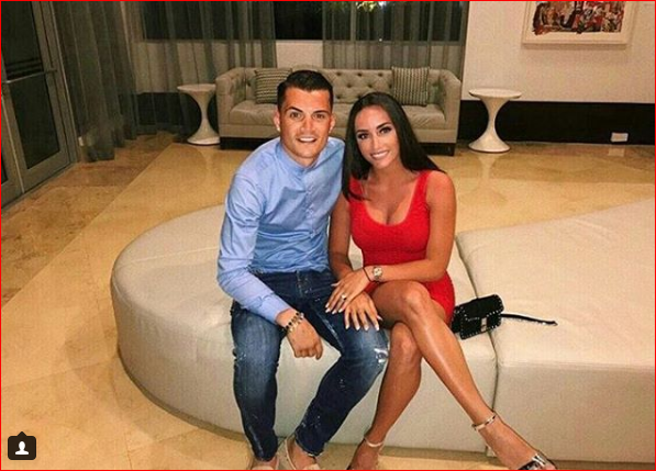 Kjo është kamarjerja që i “vodhi” zemrën Xhakës Kjo është kamarjerja që i “vodhi” zemrën Xhakës