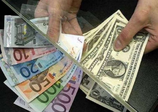 Forcimi i lekut “varfëroi” kursimtarët, pakësoi me 253 mln euro depozitat në valutë në banka