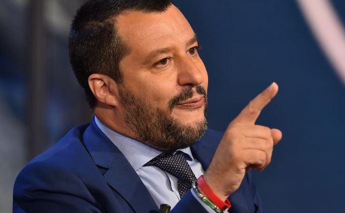 Foto/ Pas letrës së Salianjit, me të njëjtin stil “kërc.ënohet” nga shqiptarët Matteo Salvini! Foto/ Pas letrës së Salianjit, me të njëjtin stil “kërc.ënohet” nga shqiptarët Matteo Salvini!